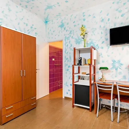 Lia Rooms 4 Guest house *